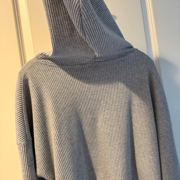 Alo Muse Gray Ribbed Soft Cropped Hoodie - Picture 8 of 9